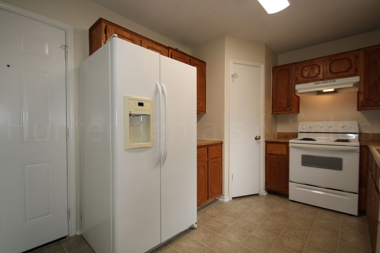 1112 Goodhue Dr - Photo 6 of 24