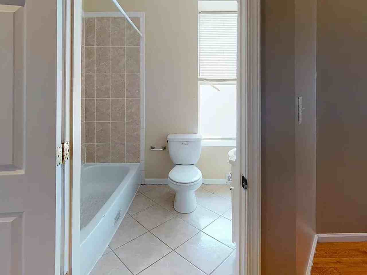 1517 Fontain St - Photo 5 of 13