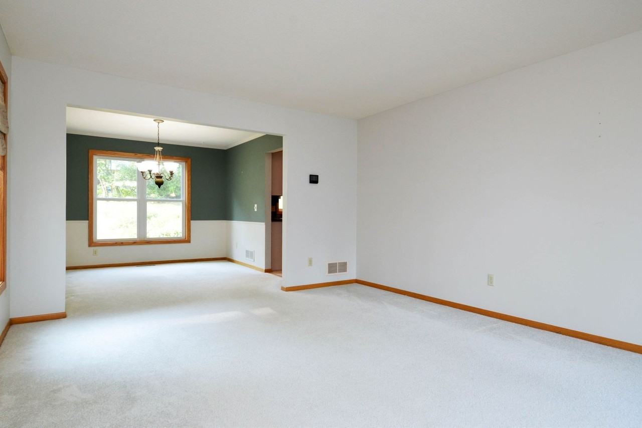 14920 Oakland Ave - Photo 6 of 37