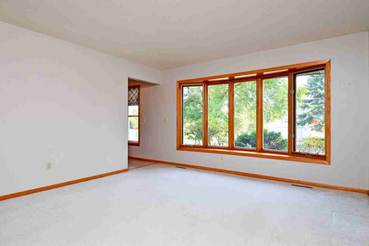 14920 Oakland Ave - Photo 7 of 37