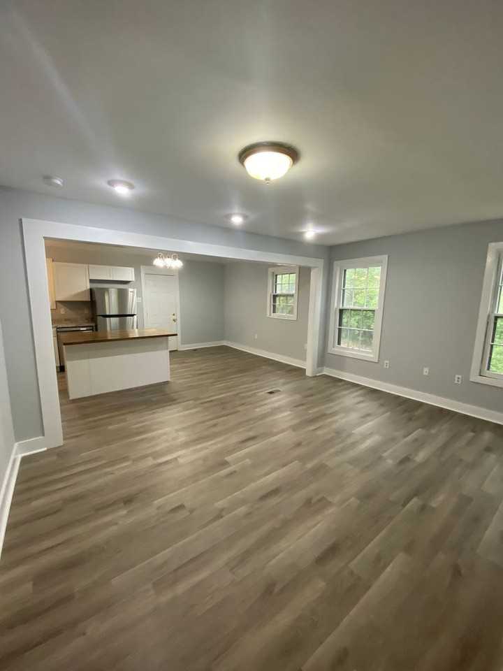 1044 Manor Dr - Photo 2 of 19