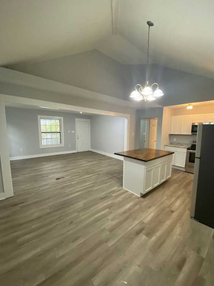 1044 Manor Dr - Photo 3 of 19