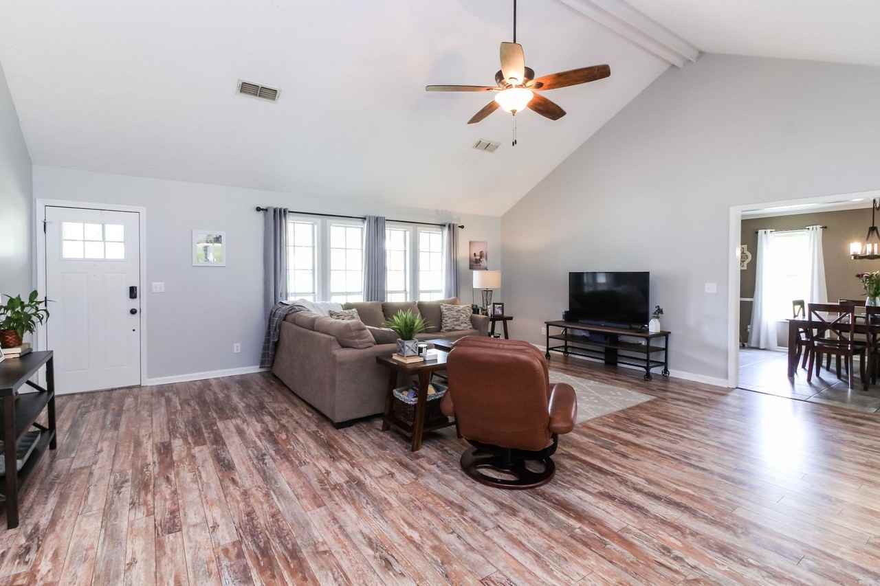 385 Ginger Ln - Photo 3 of 20