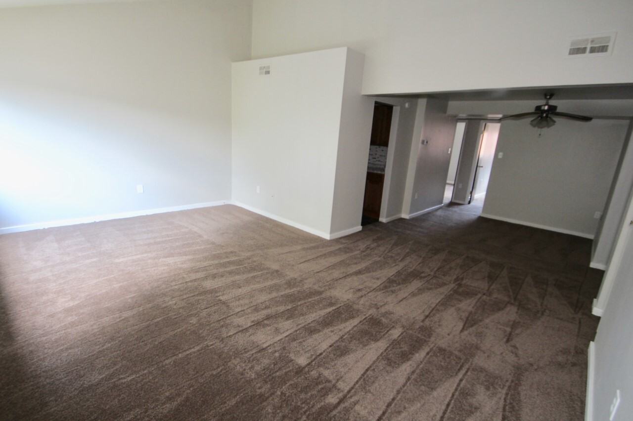 CANTERBURY COURT -- 087 - Photo 3 of 24