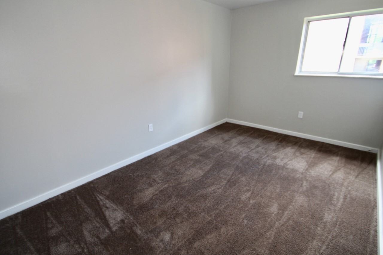 CANTERBURY COURT -- 087 - Photo 6 of 24