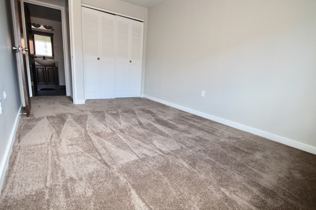 CANTERBURY COURT -- 087 - Photo 7 of 24