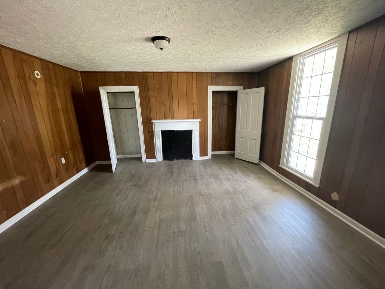 Woodford Complex - Photo 3 of 15