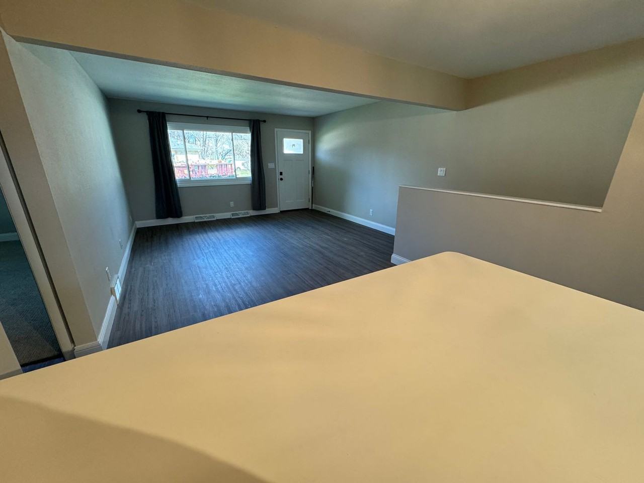 405 W Landolt St - Photo 3 of 9