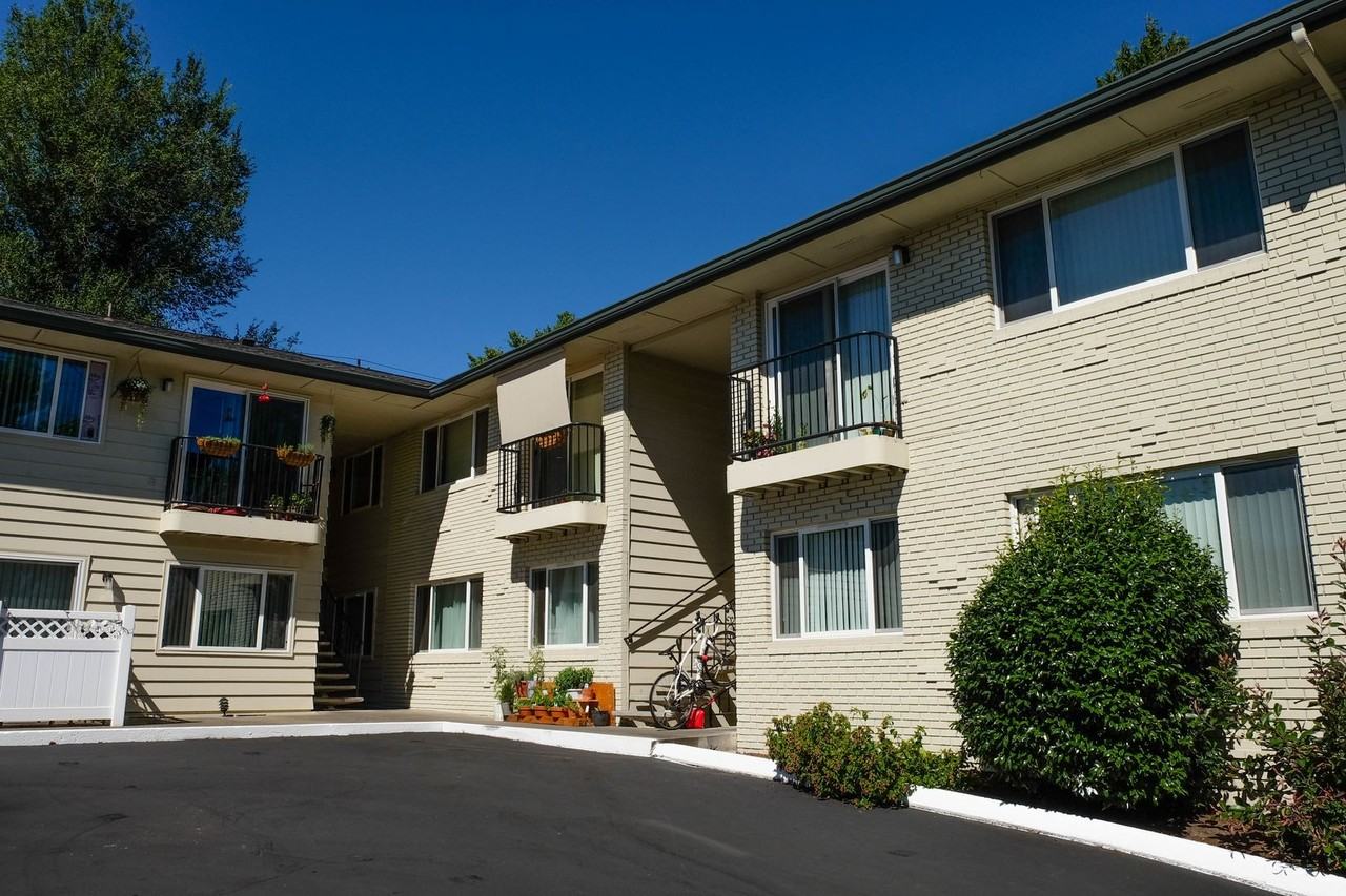 2003 Ne Hancock St - Photo 5 of 11