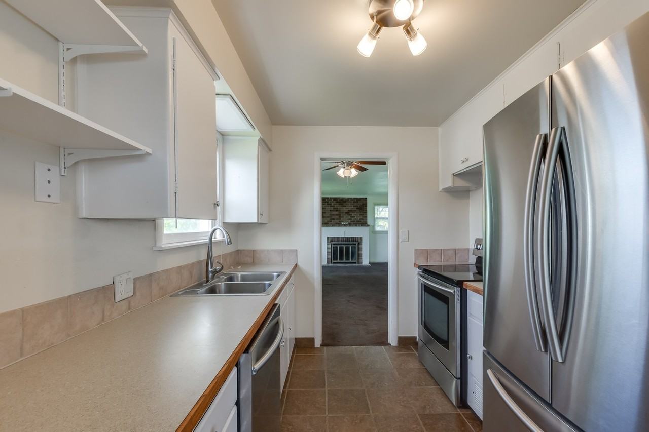 1504 W Kiernan Ave - Photo 4 of 29