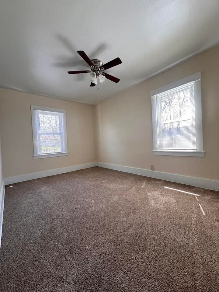 331 E Broadway Ave - Photo 3 of 12