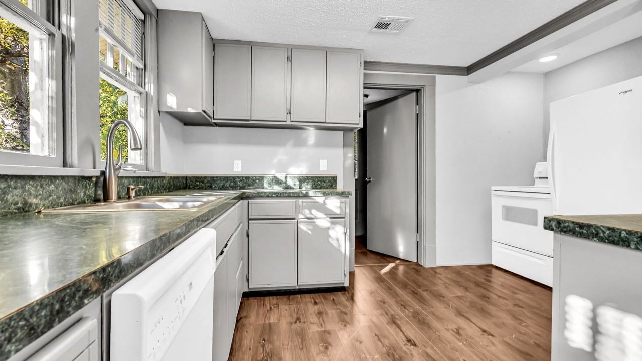 1211 Stanley St Sw - Photo 5 of 13