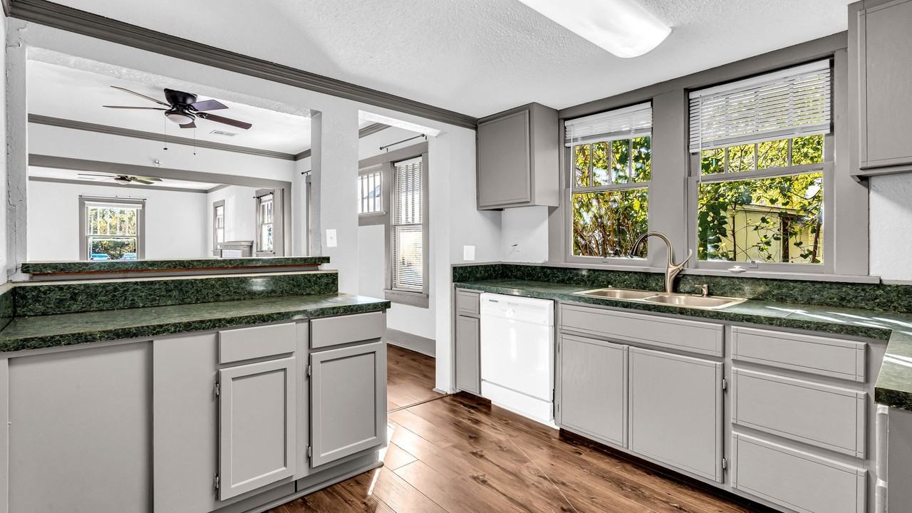 1211 Stanley St Sw - Photo 6 of 13