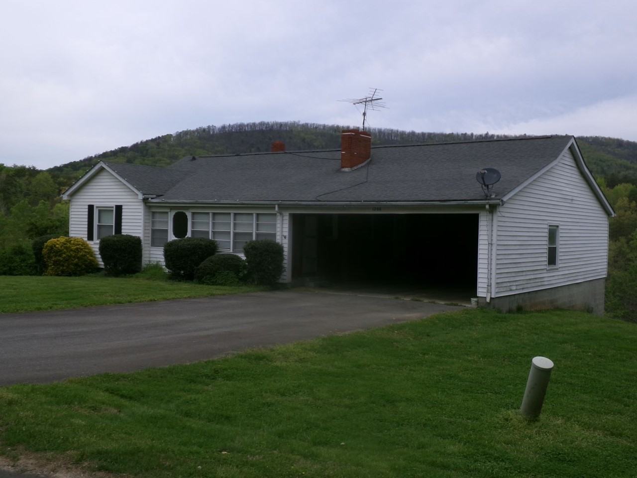 1208 Paige Rd - Photo 2 of 16