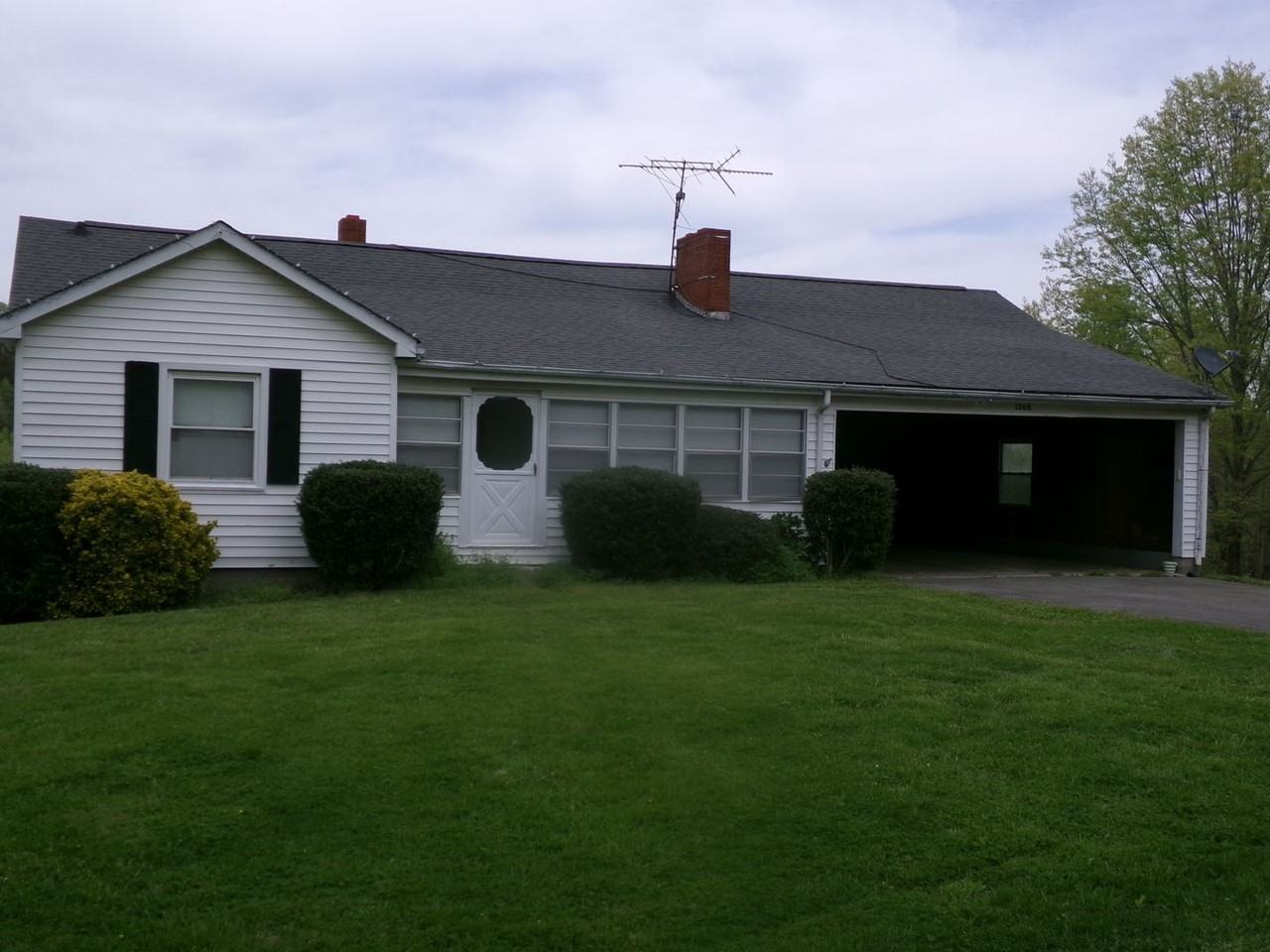 1208 Paige Rd - Photo 3 of 16