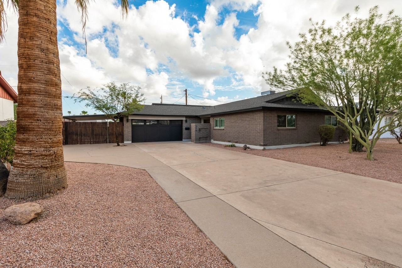 210 E Riviera Dr - Photo 2 of 24