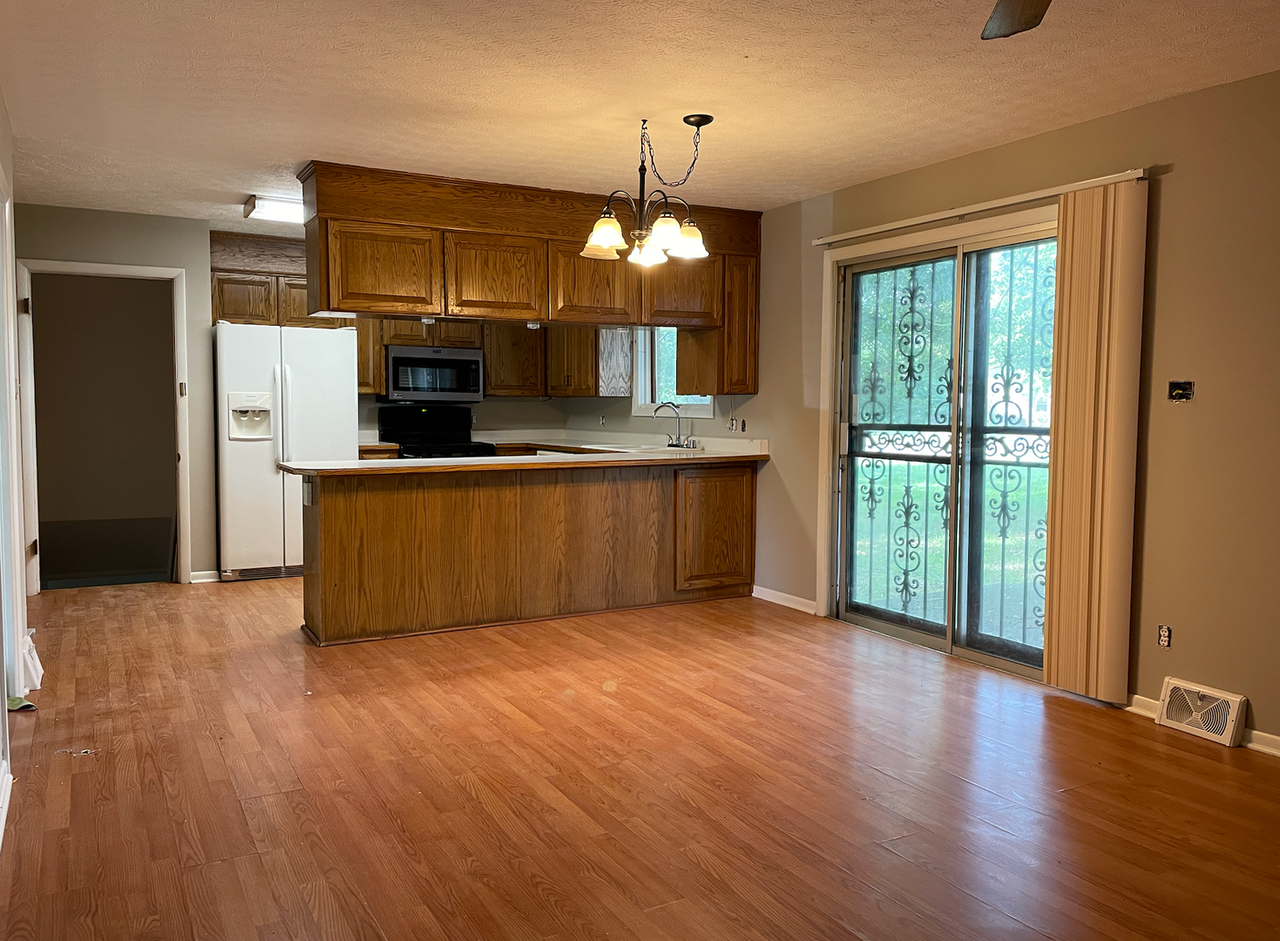 1112 Oak Dr - Photo 3 of 7