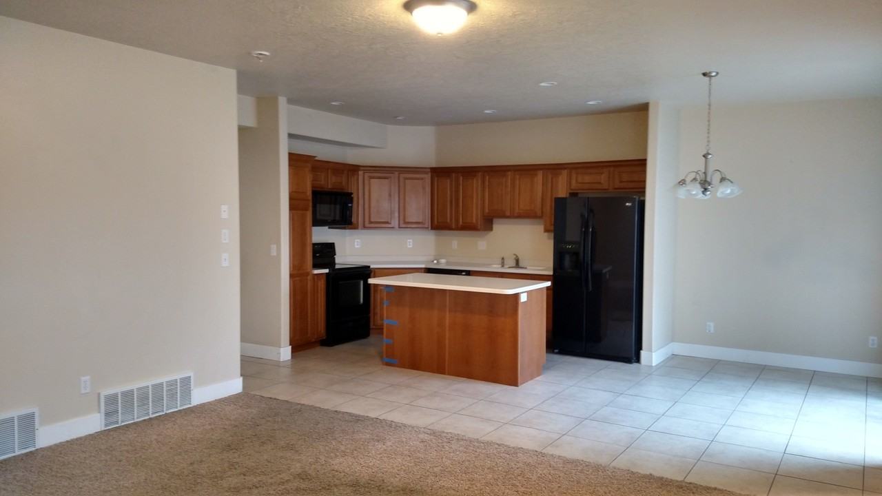 2557 N Garden Dr - Photo 2 of 10