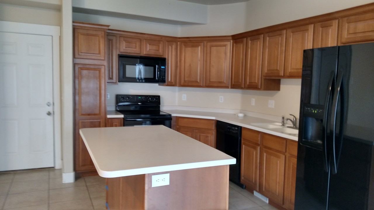 2557 N Garden Dr - Photo 3 of 10