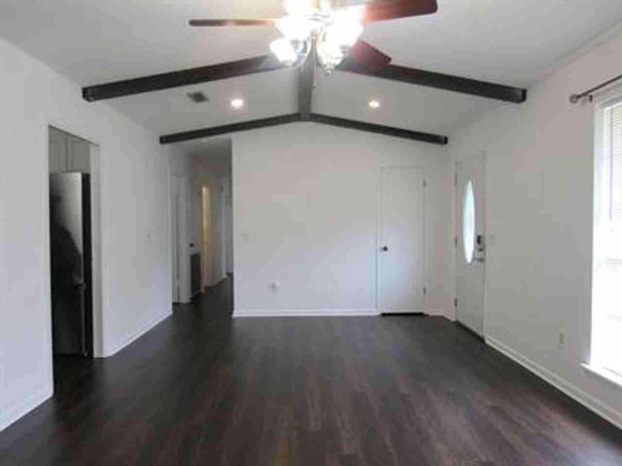 210 Meredith St - Photo 5 of 15