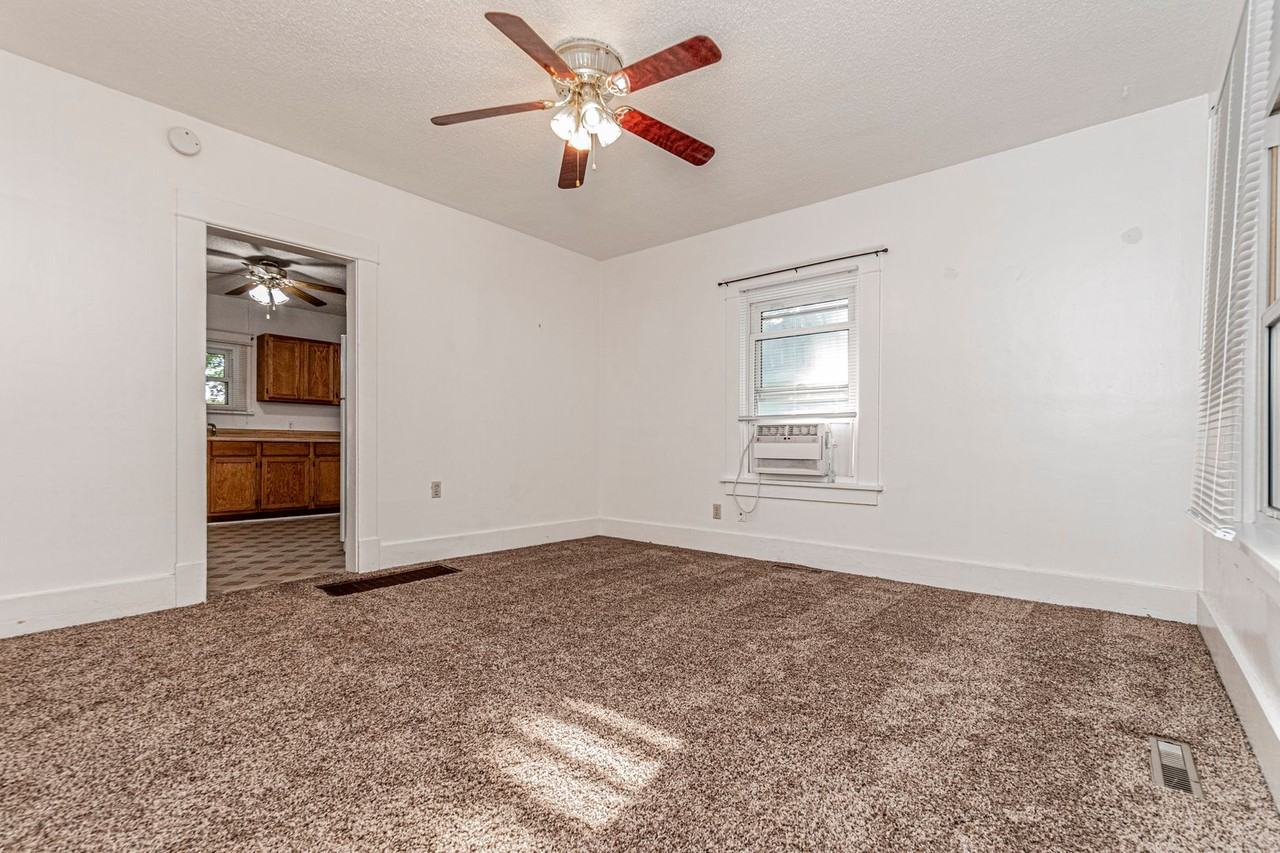 124 W Pine St - Photo 2 of 33