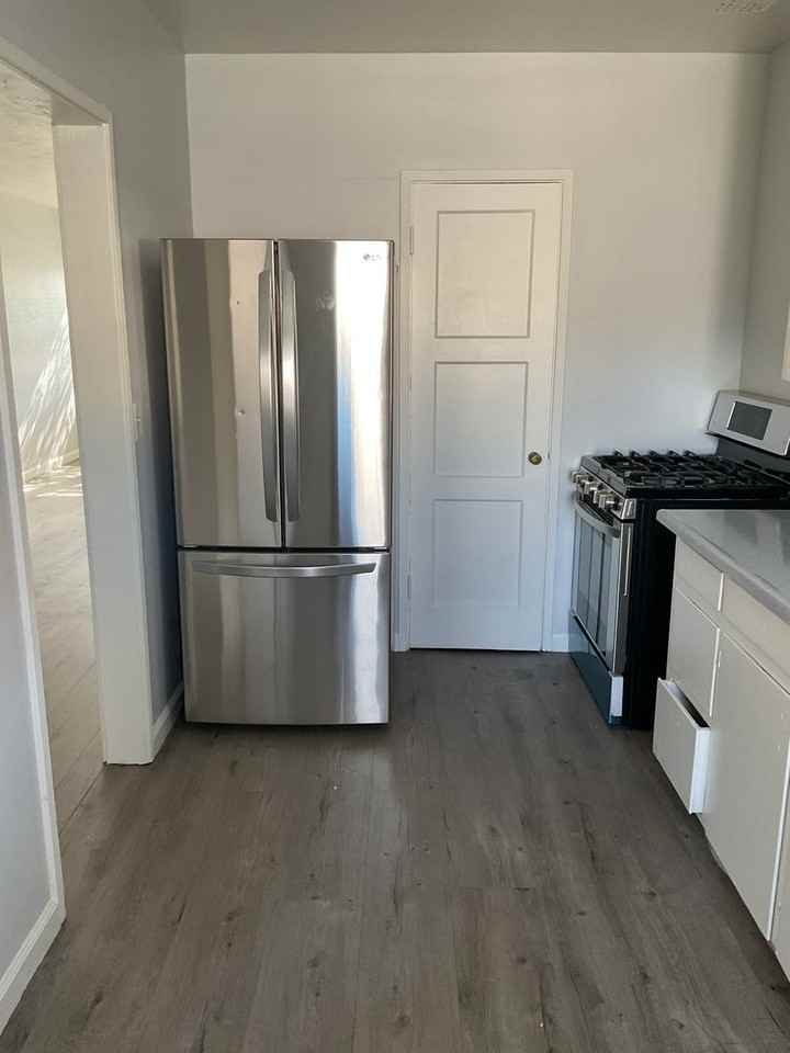 1241 Center St - Photo 3 of 6