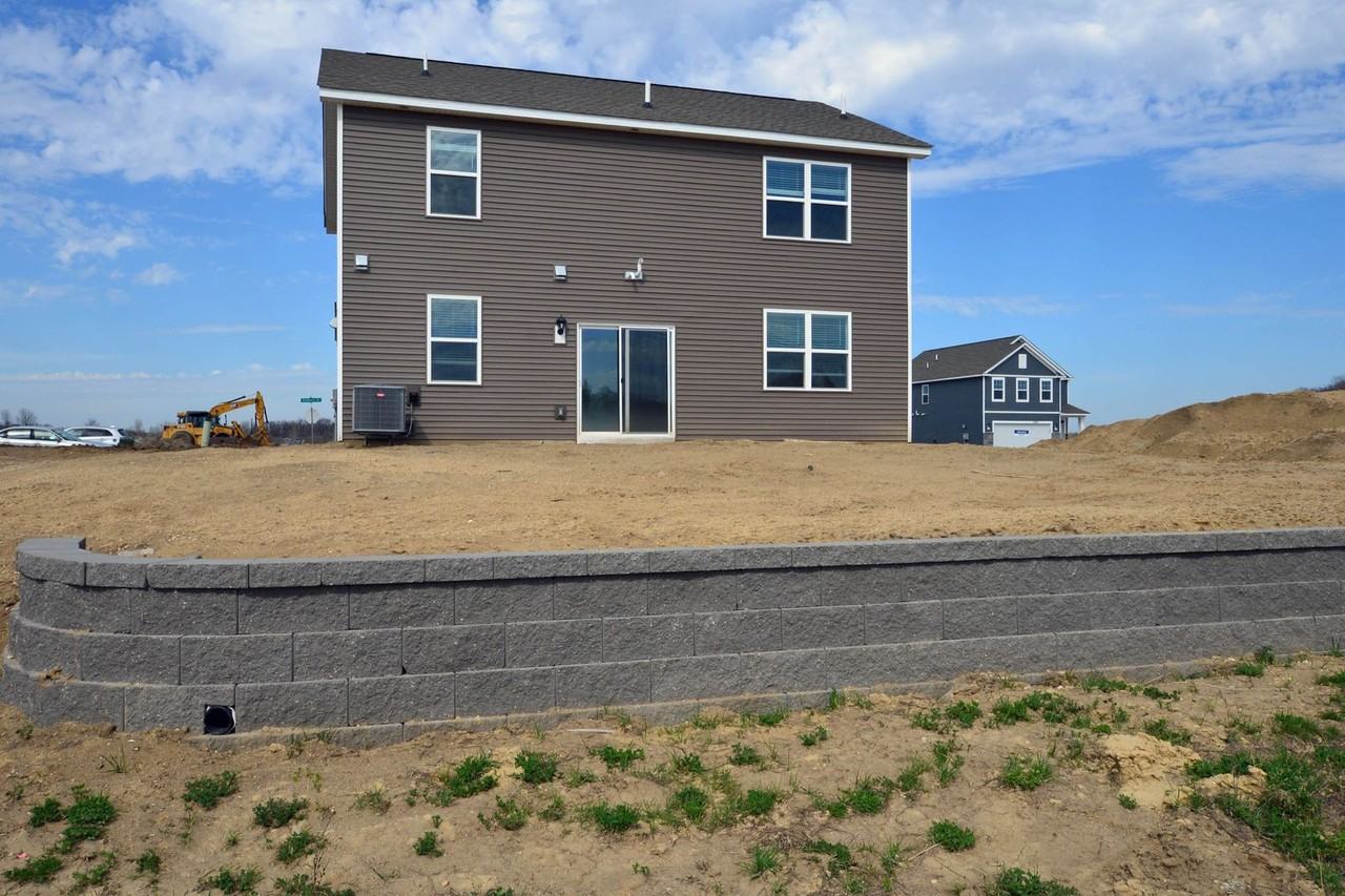 23465 Ashbury Dr - Photo 3 of 25