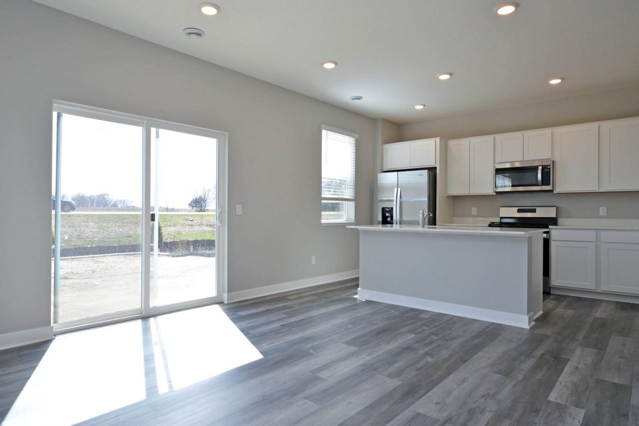 23465 Ashbury Dr - Photo 4 of 25