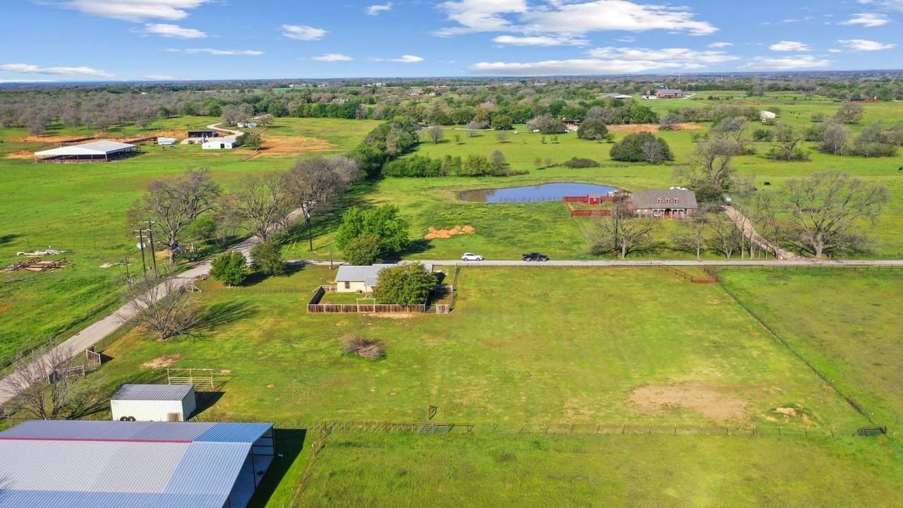 755 Hubbard Ln - Photo 3 of 27