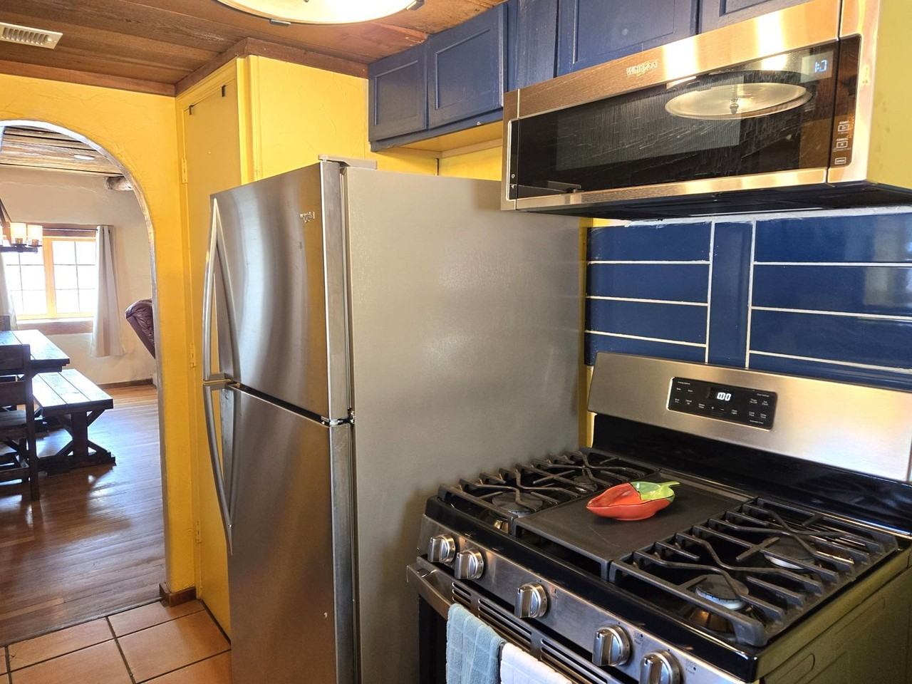 1208 Sudderth Dr - Photo 3 of 32