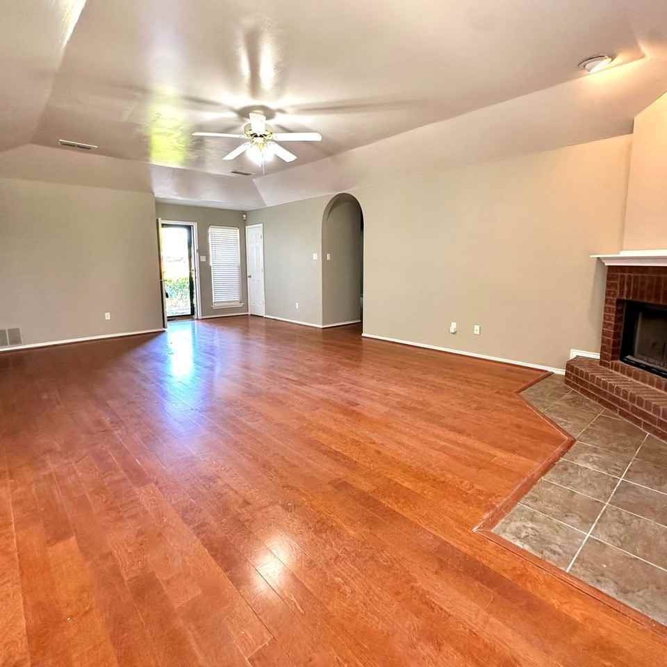 6117 8th St - Photo 3 of 20