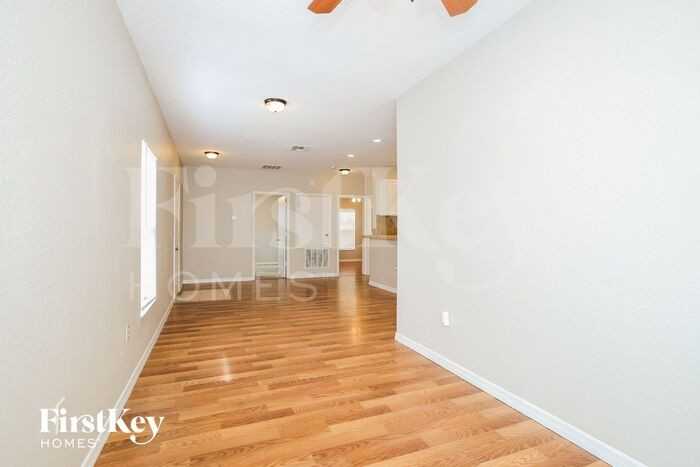 2827 W Harwood Ave - Photo 3 of 15