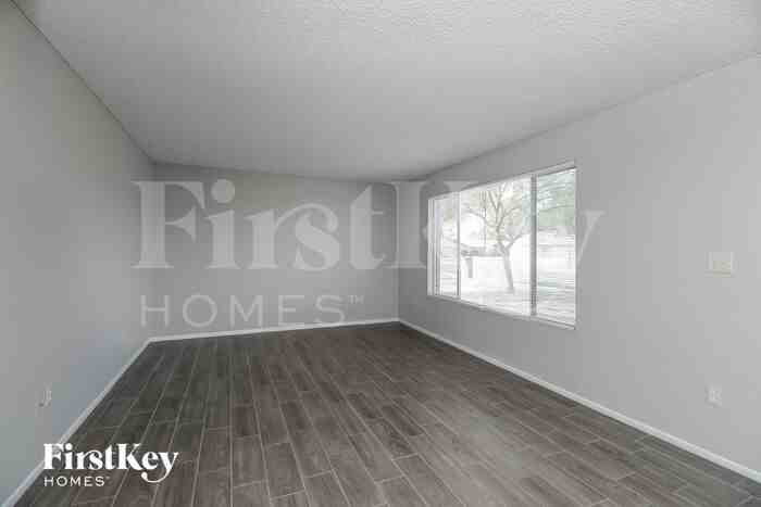 5909 S Palm Dr - Photo 2 of 15