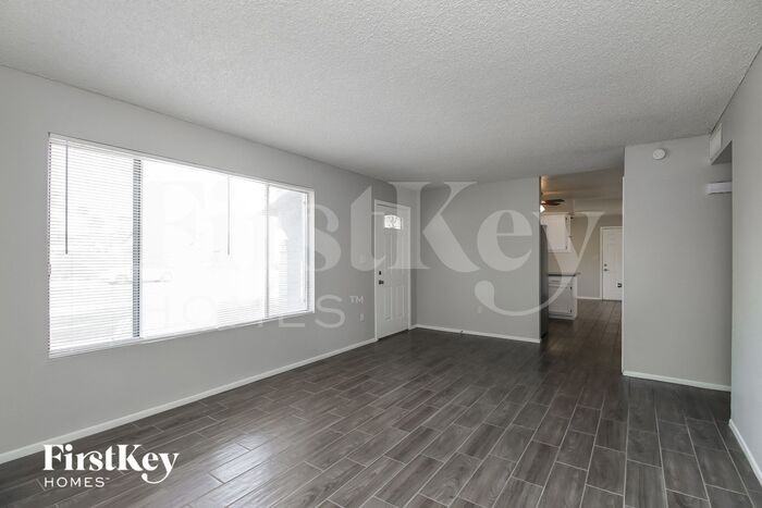 5909 S Palm Dr - Photo 3 of 15