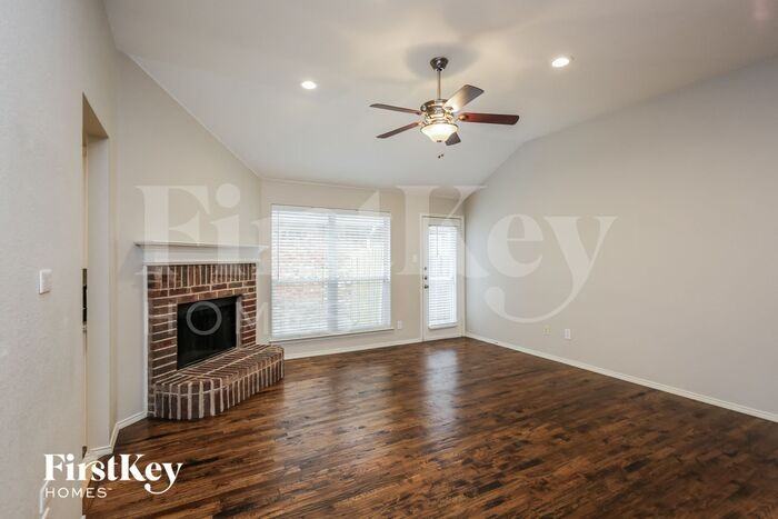 10901 Braemoor Dr - Photo 2 of 15