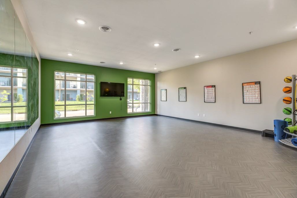 311 E Roosevelt Cir - Photo 3 of 45