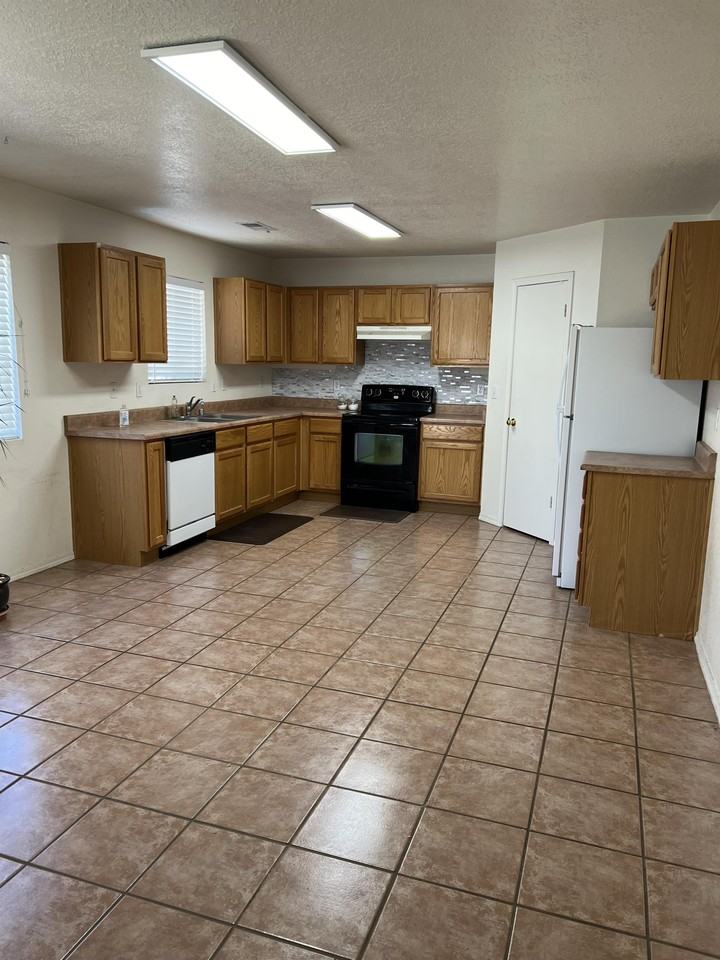 504 De Soto St Se #1 - Photo 4 of 16