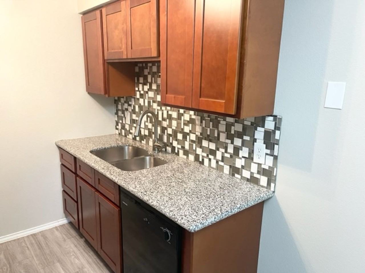 1 bed 1 bath with storage unit - Photo 4 of 10