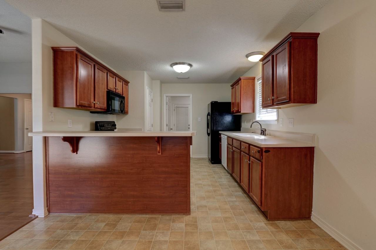 8045 Deerwood Dr - Photo 7 of 18