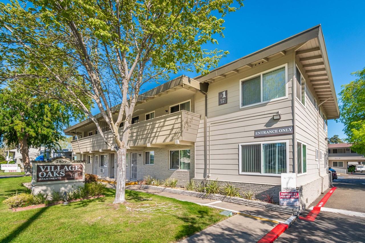 2839 Marconi Ave - Photo 4 of 6