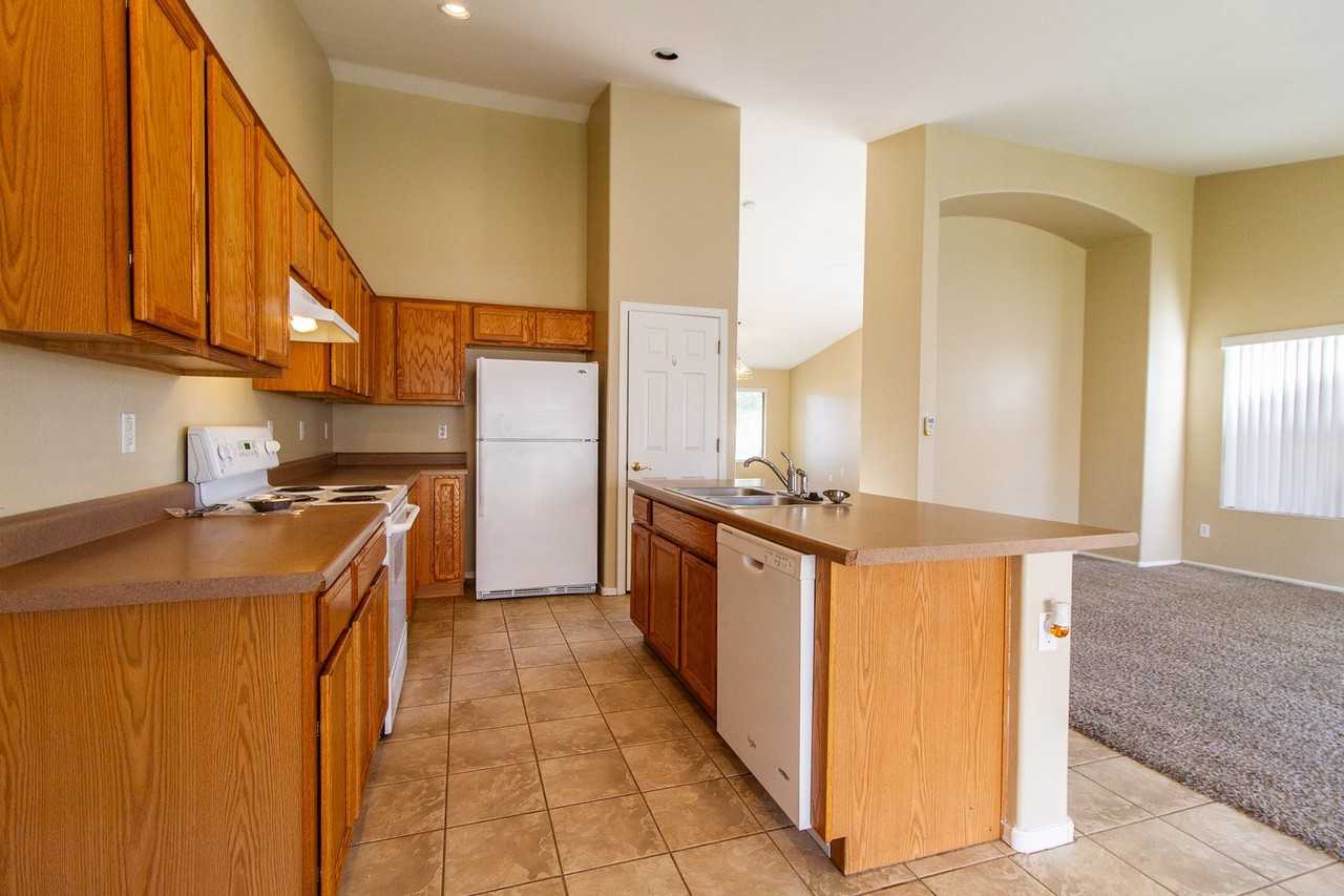 1524 S 159th Ave - Photo 6 of 26