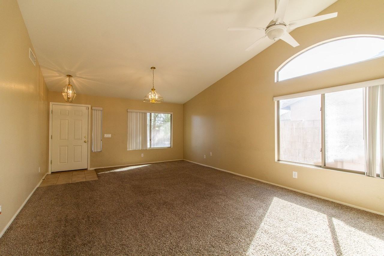 1524 S 159th Ave - Photo 7 of 26