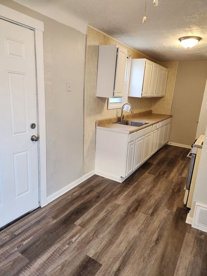 22370 Tracy Ave - Photo 6 of 15