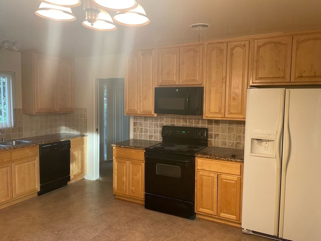 909 Hummingbird Dr - Photo 3 of 9