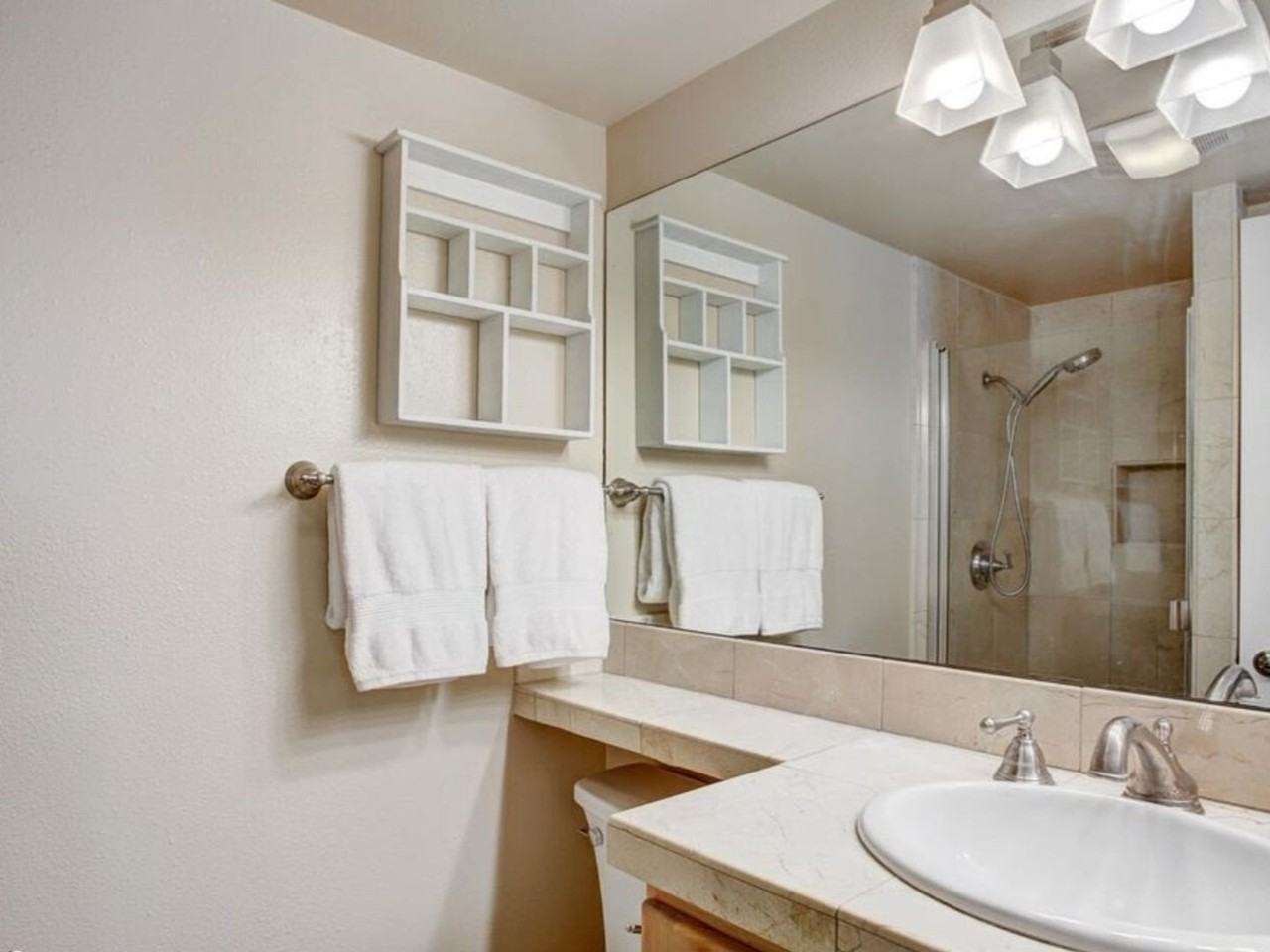 1061 W Beaver Creek Blvd - Photo 5 of 9