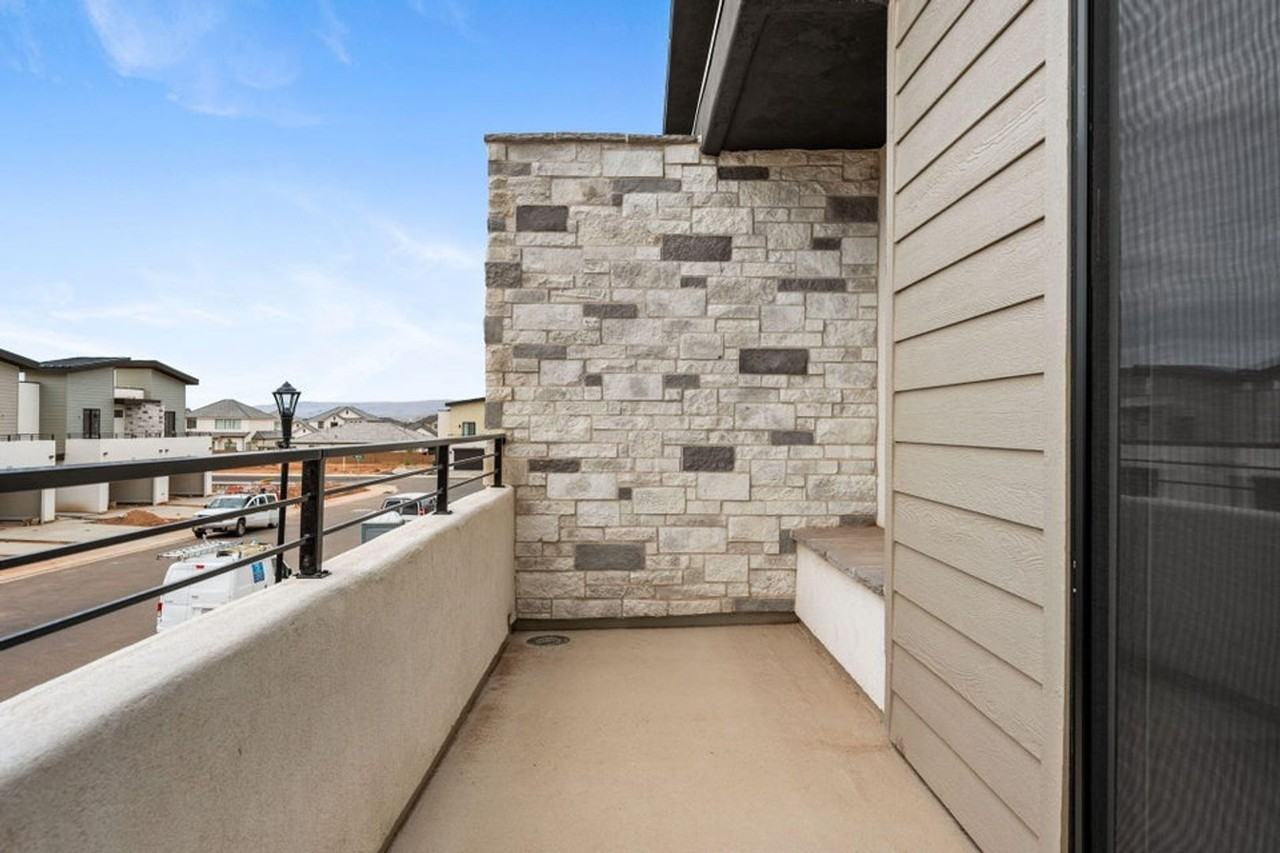 602 E Elmbrook Dr - Photo 2 of 22