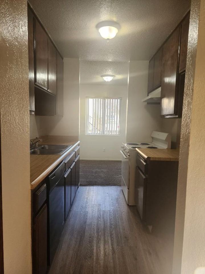 2323 Chester Ln #09 - Photo 6 of 7