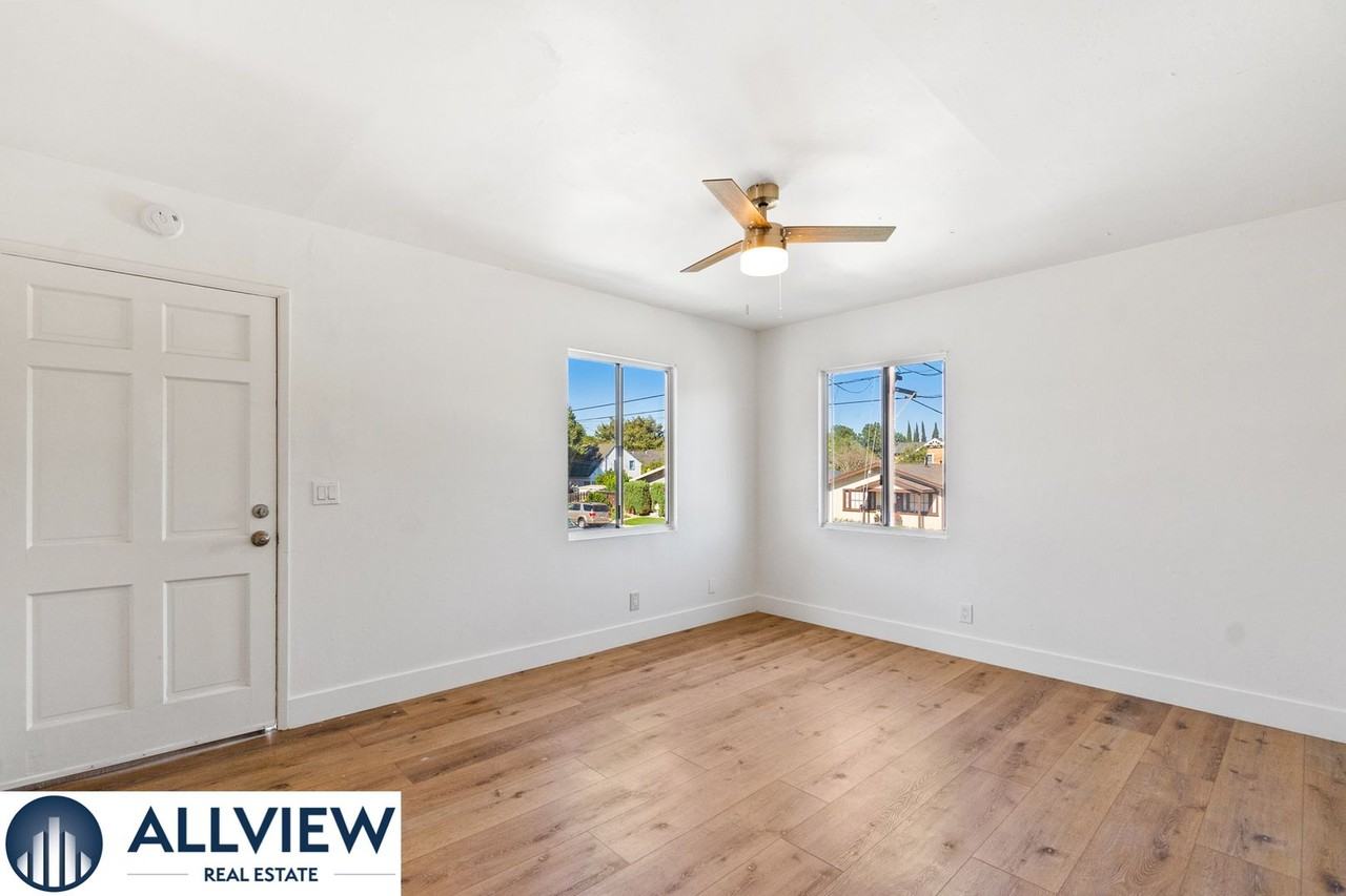 452 South Shaffer Street - Photo 3 of 35