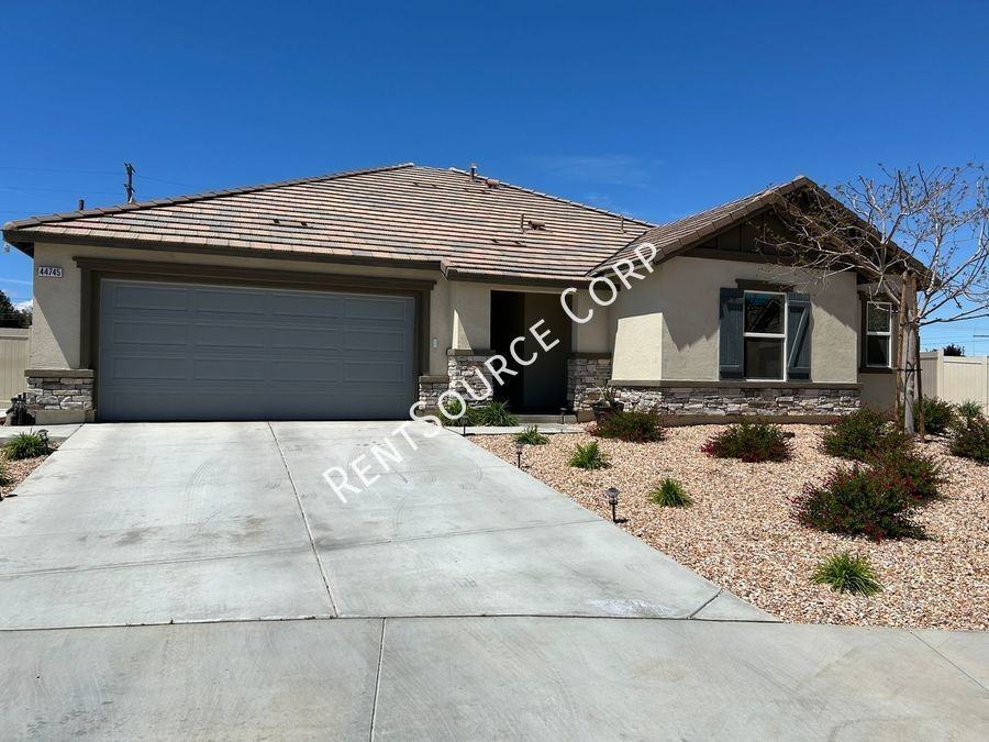 44745 Aspen St - Photo 2 of 37