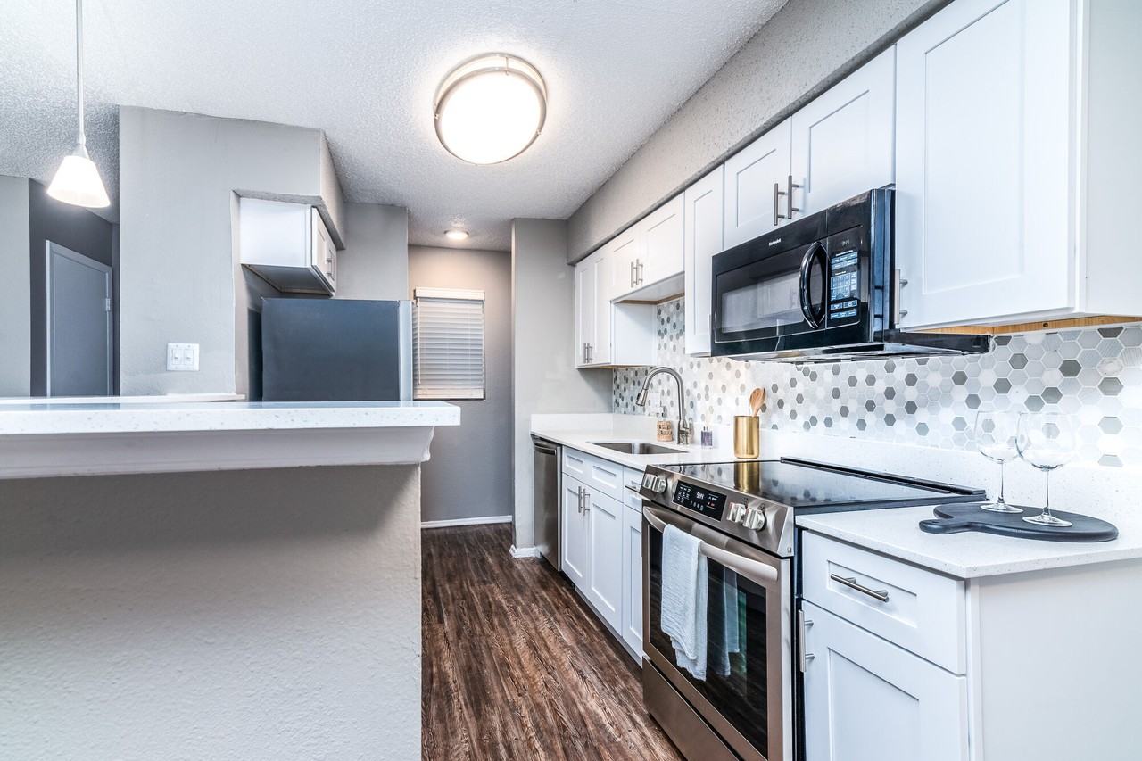 Sagamore Apartment - Photo 2 of 50